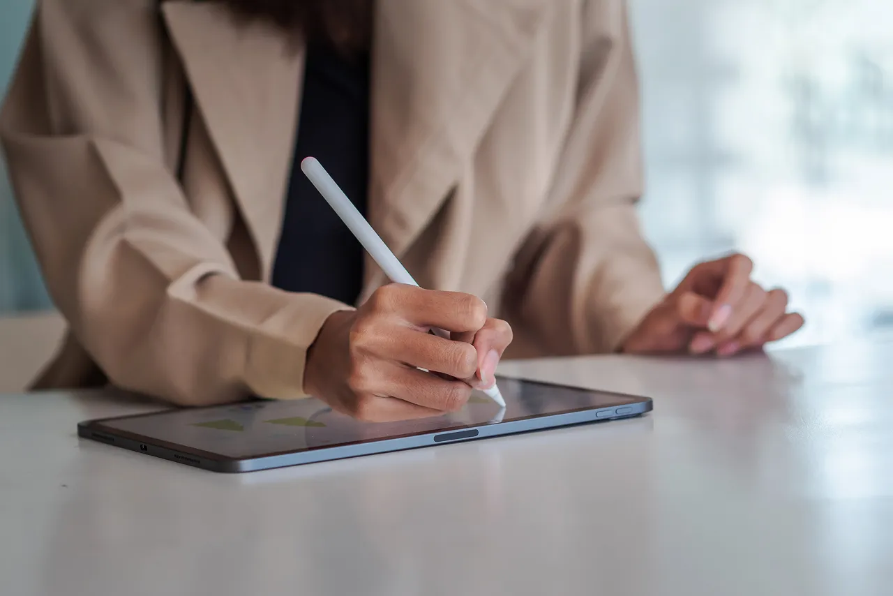 Como validar cada tipo de assinatura eletrônica | Foto de uma mulher assinando documento online | Assinatura Digital | Blog da Certisign