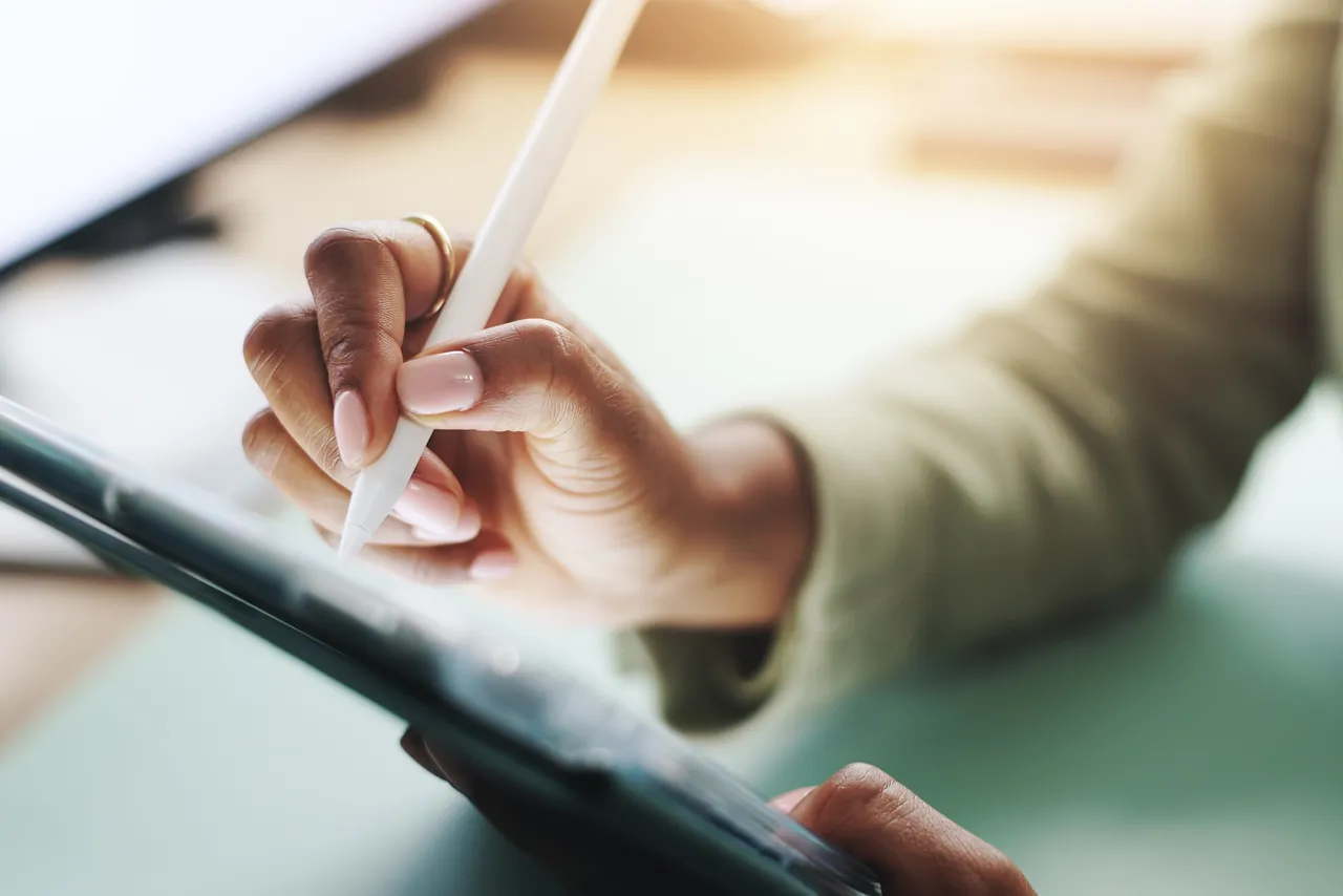 O que é validar uma assinatura digital? | Foto gerada por IA de uma mulher assinando documento pelo tablet online | Assinatura Digital | Blog da Certisign